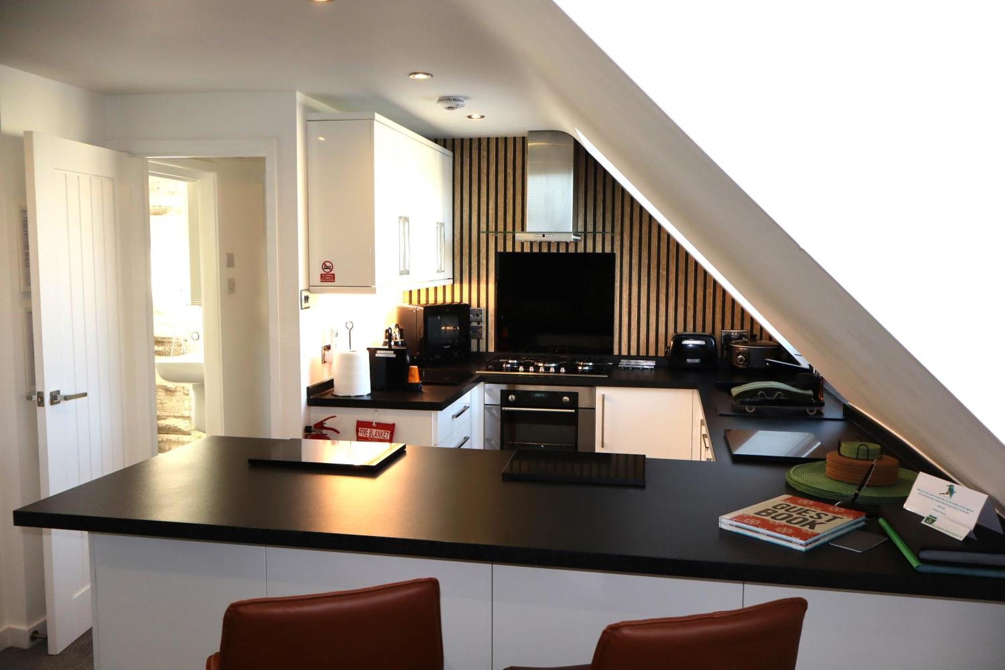The Hideaway - Luxury Self Catering Coastal Apartment With Private Entrance & Key Box Entry Just A Few Minutes Walk To The Beach, Solent Way Walk, Shops And Many Eateries & Bars - Free Off Road Parking,Full Kitchen, Lounge,Bedroom , Bathroom & Wi-Fi Lymington Exteriér fotografie